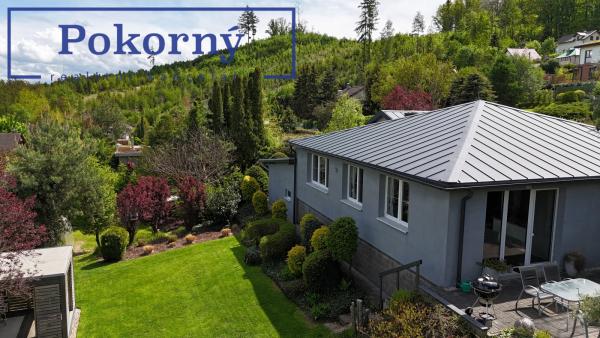 Rodinný dům + samostatný byt/kancelář 2+kk s vlastním vchodem, parkováním, terasou a zahradou – pozemek 1123 m², Mirošovice