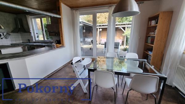 Rodinný dům + samostatný byt/kancelář 2+kk s vlastním vchodem, parkováním, terasou a zahradou – pozemek 1123 m², Mirošovice