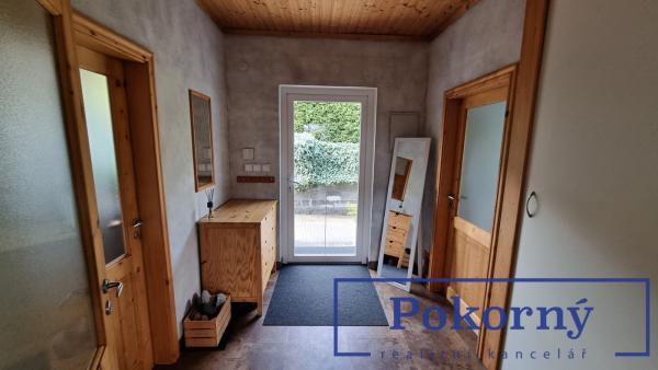 Rodinný dům + samostatný byt/kancelář 2+kk s vlastním vchodem, parkováním, terasou a zahradou – pozemek 1123 m², Mirošovice
