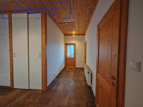 Rodinný dům + samostatný byt/kancelář 2+kk s vlastním vchodem, parkováním, terasou a zahradou – pozemek 1123 m², Mirošovice