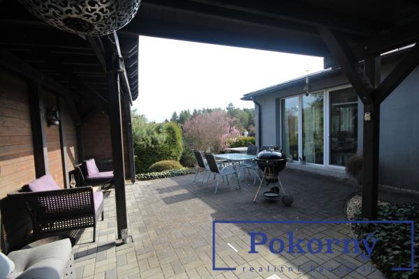 Rodinný dům + samostatný byt/kancelář 2+kk s vlastním vchodem, parkováním, terasou a zahradou – pozemek 1123 m², Mirošovice