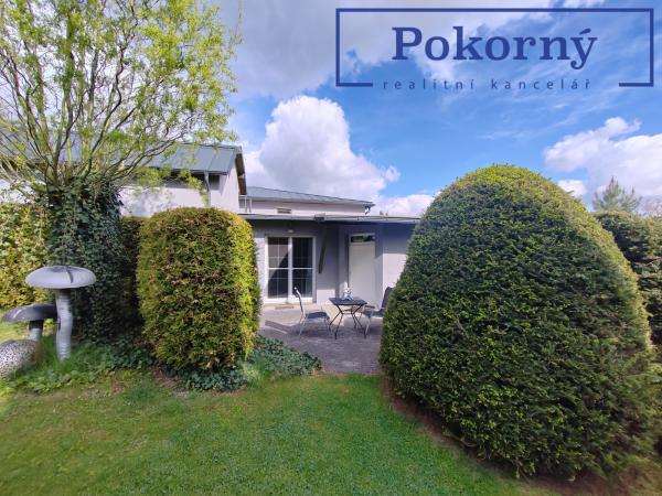 Rodinný dům + samostatný byt/kancelář 2+kk s vlastním vchodem, parkováním, terasou a zahradou – pozemek 1123 m², Mirošovice