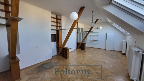 Pronájem světlého ateliéru v cihlovém domě, P6 - Dejvice