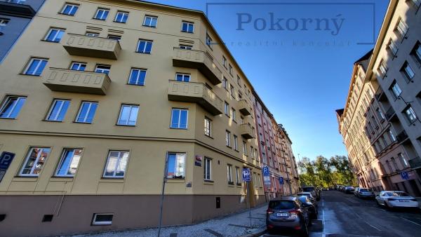 Pronájem světlého ateliéru v cihlovém domě, P6 - Dejvice
