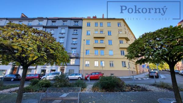 Pronájem světlého ateliéru v cihlovém domě, P6 - Dejvice