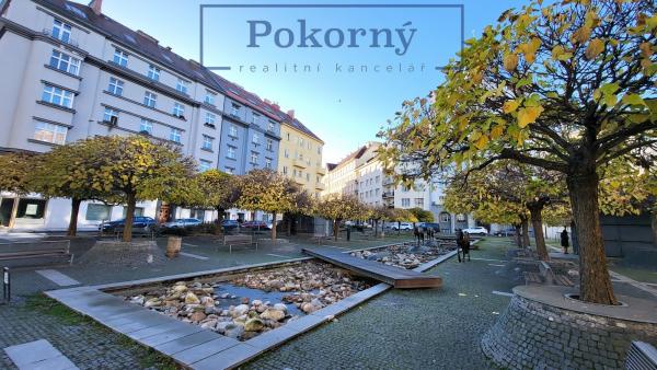 Pronájem světlého ateliéru v cihlovém domě, P6 - Dejvice