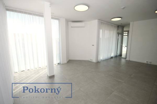 Pronájem nové kanceláře, 51 m2, v domě po rekonstrukci, Praha 10 - Dubeč