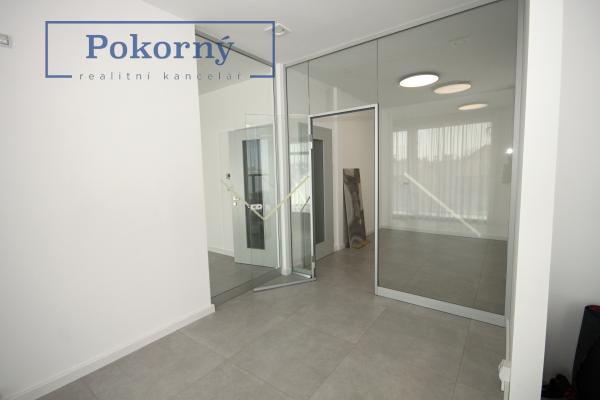 Pronájem nové kanceláře, 51 m2, v domě po rekonstrukci, Praha 10 - Dubeč