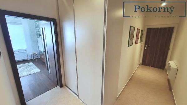 Nabídka pronájmu zařízeného bytu 1+kk, s balkonem a sklepem, Horní Měcholupy