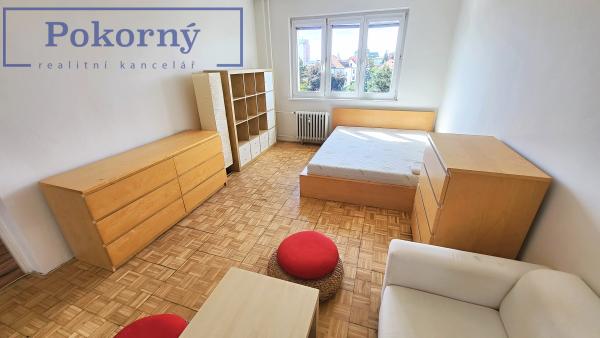 Pronájem hezkého bytu po rek. 1+1 v panel. domě, ul. Hřibská, P10 – Strašnice