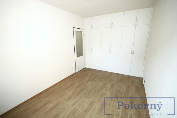 Pronájem hezkého bytu po rek. 3+1/L, ul. Kurkova  Praha 8 Kobylisy