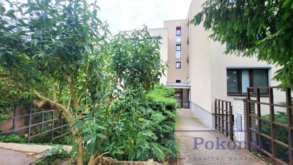 Pronájem bytu 3+1 s venkovním posezením v cihl. domě, K zahrádkám 37, Praha 5 Stodůlky