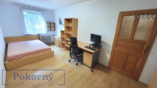 Pronájem bytu 3+1 s venkovním posezením v cihl. domě, K zahrádkám 37, Praha 5 Stodůlky