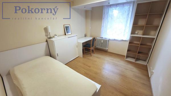 Pronájem bytu 3+1 s venkovním posezením v cihl. domě, K zahrádkám 37, Praha 5 Stodůlky