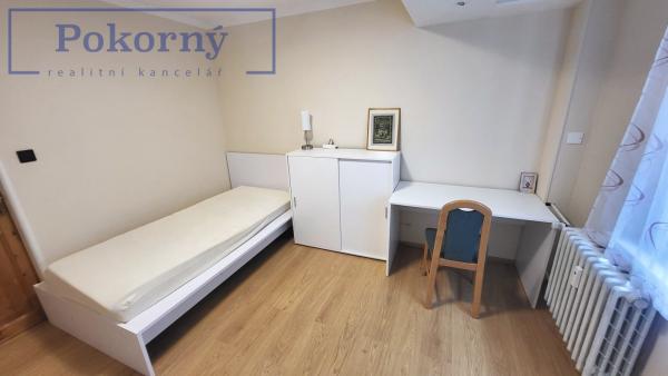 Pronájem bytu 3+1 s venkovním posezením v cihl. domě, K zahrádkám 37, Praha 5 Stodůlky