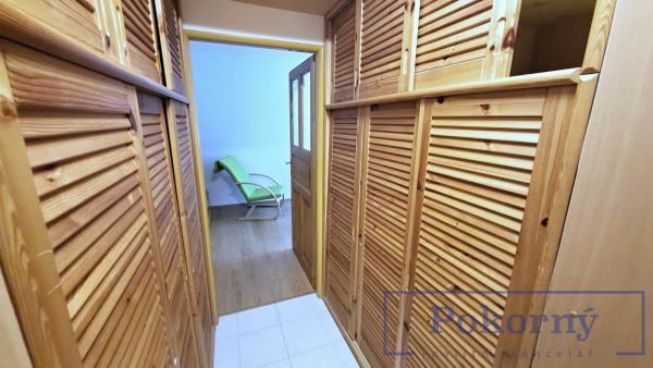 Pronájem bytu 3+1 s venkovním posezením v cihl. domě, K zahrádkám 37, Praha 5 Stodůlky