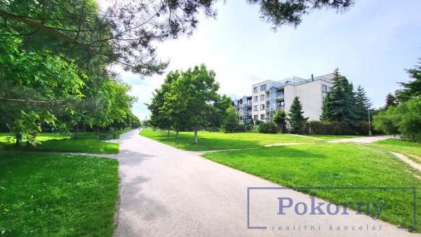 Pronájem bytu 3+1 s venkovním posezením v cihl. domě, K zahrádkám 37, Praha 5 Stodůlky