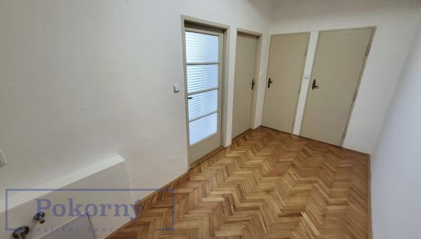 Pronájem bytu 1+1 s terasou po rek. v cihl. domě, P3 – Vinohrady