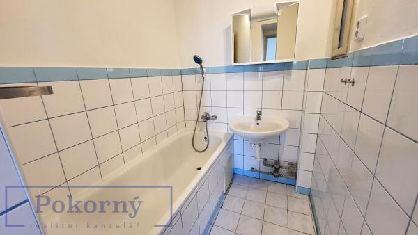 Pronájem bytu 1+1 s terasou po rek. v cihl. domě, P3 – Vinohrady