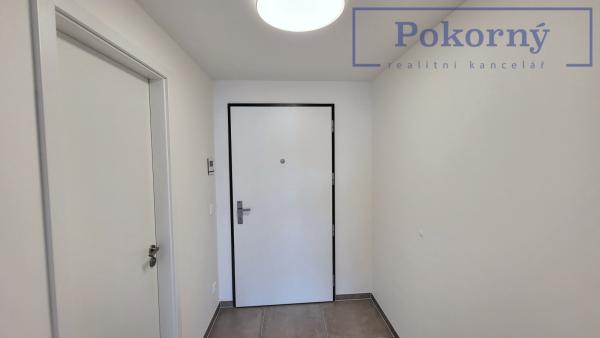 Pronájem hezkého bytu 1+kk s balkónem v novostavbě, ul. Mezi vodami, Praha 4