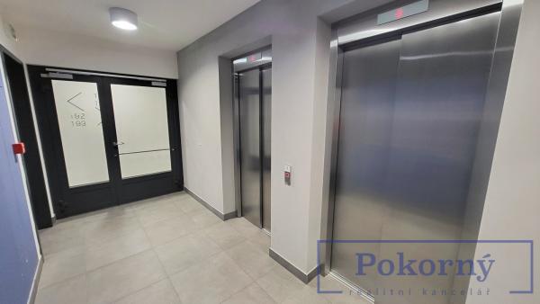 Pronájem hezkého bytu 1+kk s balkónem v novostavbě, ul. Mezi vodami, Praha 4