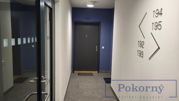 Pronájem hezkého bytu 1+kk s balkónem v novostavbě, ul. Mezi vodami, Praha 4