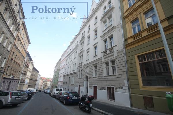 Pronájem hezkého bytu po rek. 2+1 v cihlový dům, ul. Řehořova, P3 – Žižkov