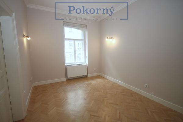 Pronájem hezkého bytu po rek. 2+1 v cihlový dům, ul. Řehořova, P3 – Žižkov