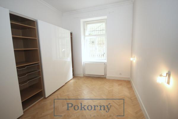 Pronájem hezkého bytu po rek. 2+1 v cihlový dům, ul. Řehořova, P3 – Žižkov