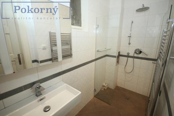 Pronájem hezkého bytu po rek. 2+1 v cihlový dům, ul. Řehořova, P3 – Žižkov