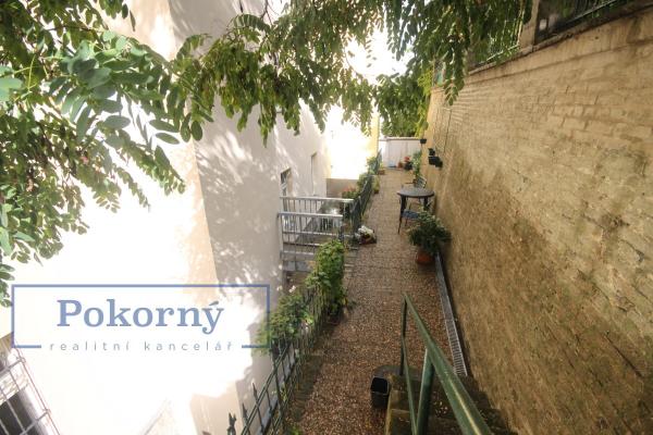 Pronájem hezkého bytu po rek. 2+1 v cihlový dům, ul. Řehořova, P3 – Žižkov