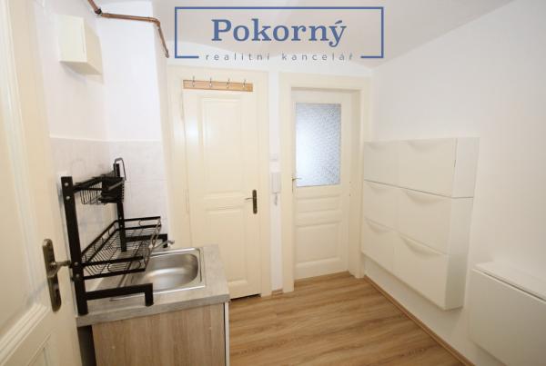 Pronájem klidného bytu 1+kk v centru Prahy, ul. Myslíkova, P2