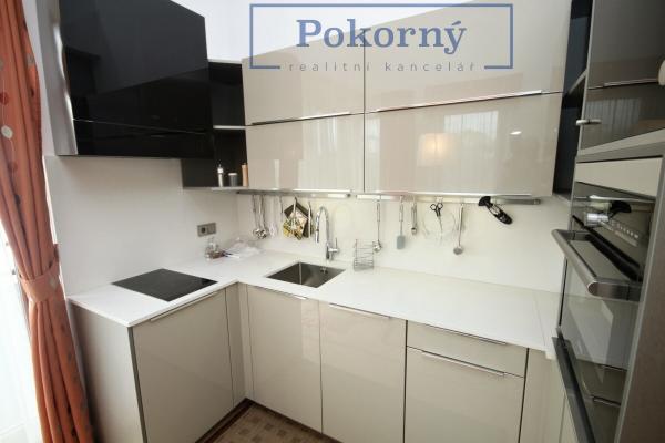 Pronájem bytu 1+kk v novostavbě rodinného domu, s bazénem