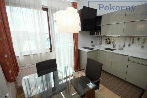 Pronájem bytu 1+kk v novostavbě rodinného domu, s bazénem