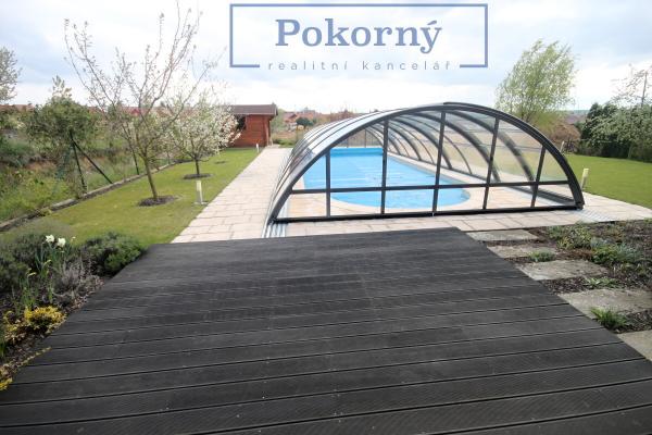 Pronájem bytu 1+kk v novostavbě rodinného domu, s bazénem