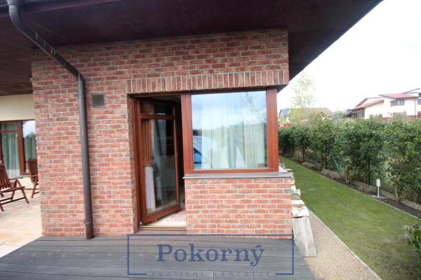 Pronájem bytu 1+kk v novostavbě rodinného domu, s bazénem