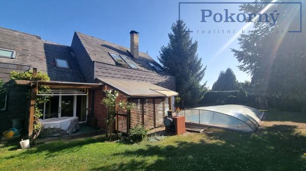 Prodej dvoupatrového RD bazénem a garáží, pozemek 683 m2, katastrální území Horoměřice