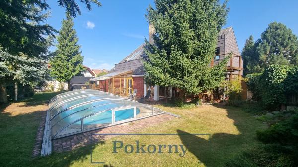 Prodej dvoupatrového RD bazénem a garáží, pozemek 683 m2, katastrální území Horoměřice