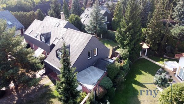Prodej dvoupatrového RD bazénem a garáží, pozemek 683 m2, katastrální území Horoměřice