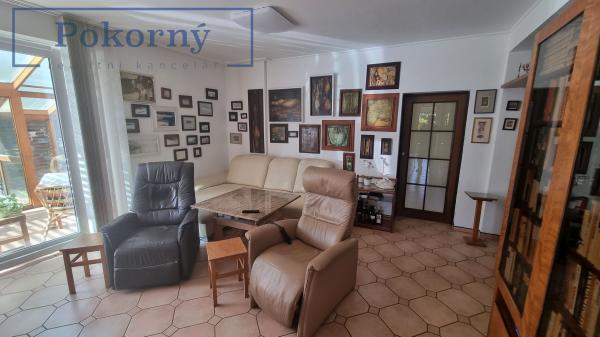 Prodej dvoupatrového RD bazénem a garáží, pozemek 683 m2, katastrální území Horoměřice