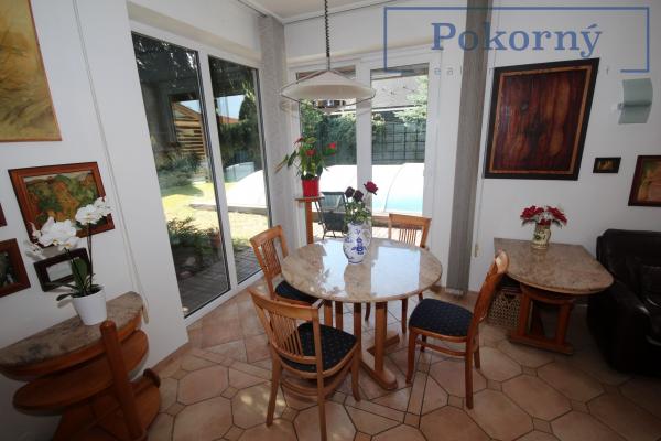 Prodej dvoupatrového RD bazénem a garáží, pozemek 683 m2, katastrální území Horoměřice
