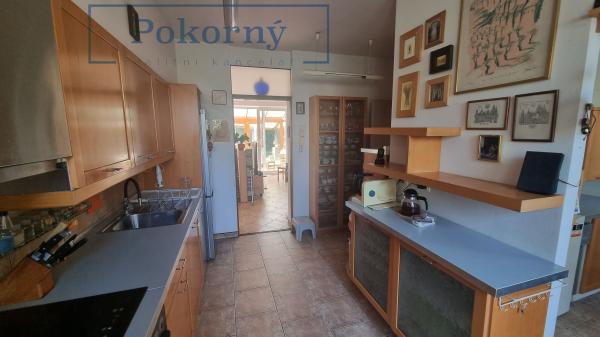 Prodej dvoupatrového RD bazénem a garáží, pozemek 683 m2, katastrální území Horoměřice