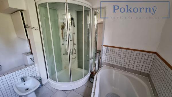 Prodej dvoupatrového RD bazénem a garáží, pozemek 683 m2, katastrální území Horoměřice