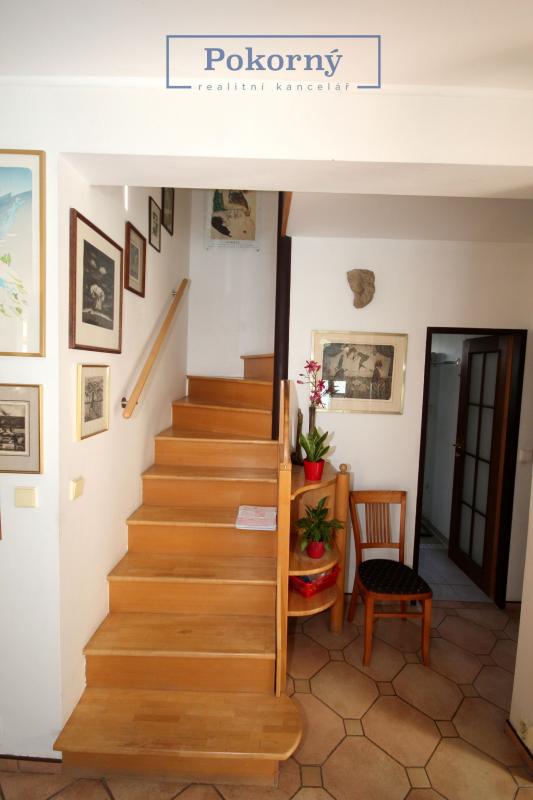 Prodej dvoupatrového RD bazénem a garáží, pozemek 683 m2, katastrální území Horoměřice