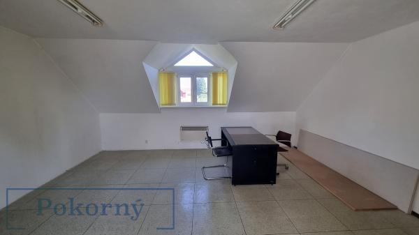 Prodej dvoupatrového RD bazénem a garáží, pozemek 683 m2, katastrální území Horoměřice