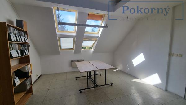 Prodej dvoupatrového RD bazénem a garáží, pozemek 683 m2, katastrální území Horoměřice