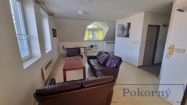 Prodej dvoupatrového RD bazénem a garáží, pozemek 683 m2, katastrální území Horoměřice