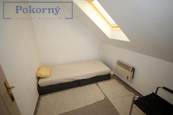 Prodej dvoupatrového RD bazénem a garáží, pozemek 683 m2, katastrální území Horoměřice
