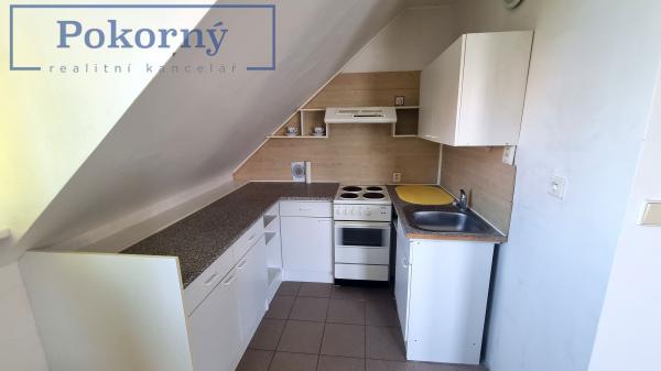 Prodej dvoupatrového RD bazénem a garáží, pozemek 683 m2, katastrální území Horoměřice