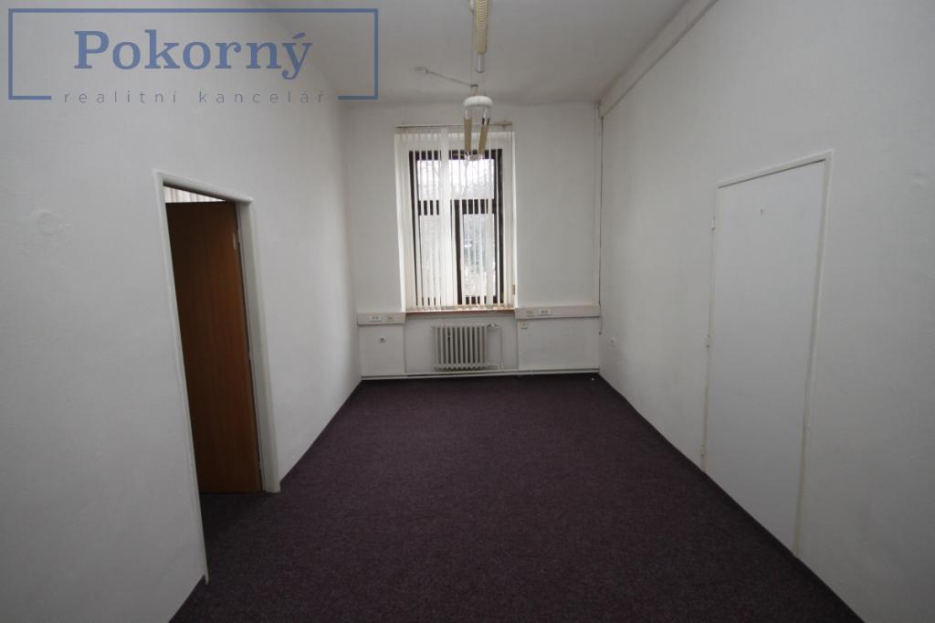 Pronájem dvou-kanceláře, administrativní cihlová budova, 31 m2, P5 – Smíchov, U Trojice ( č.k.110+111)